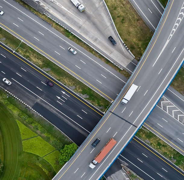 Lkw auf einer Autobahn aus der Vogelperspektive